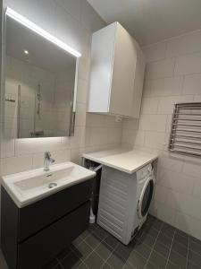 Phòng tắm tại Cozy two bedroom apartment close to Westfield Täby Centrum +5 ảnh