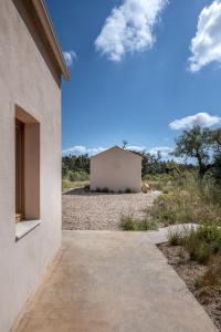 un edificio in mezzo a un campo di Braciosa a Coruche