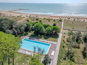 an aerial view of a swimming pool and the beach at Jesolo Fronte Mare Pineta - Jl Blue Apartments C5 in Lido di Jesolo