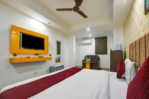 TV a/nebo společenská místnost v ubytování Hotel Happy Stay Delhi Airport