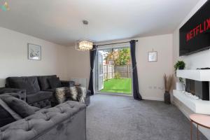 un salon avec un canapé et une grande fenêtre dans l'établissement Oakwood Lodge, à South Bank