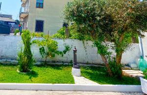 a yard with a fence and a tree and a street light at House Catello 39 in Boscoreale