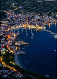 een luchtzicht op een haven 's nachts bij Apartma Maggie in Komiža