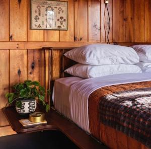 een slaapkamer met een bed en een plant op een tafel bij Apartma Maggie in Komiža +7 foto's