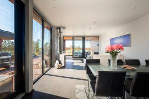 SalmittuにあるStay North - Hirvipolkuのダイニングルーム(ガラスのテーブル、椅子付)