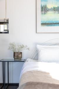 SalmittuにあるStay North - Hirvipolkuのベッドルーム1室(ベッド1台、植物のあるテーブル付)