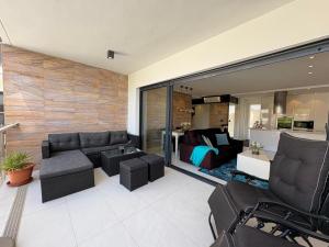 ein Wohnzimmer mit Sofa und Tisch in der Unterkunft Bioko I CABO ROIG - Garden, WiFi, Parking, Pool & Sea View in Orihuela