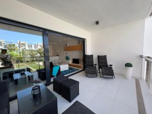 ein Wohnzimmer mit Blick auf ein Wohnzimmer in der Unterkunft Bioko I CABO ROIG - Garden, WiFi, Parking, Pool & Sea View in Orihuela