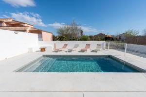 The swimming pool at or close to Allotjament lo Ribé
