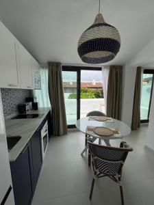 Kuchyň nebo kuchyňský kout v ubytování Estepona - Playa - Villa situada muy cerca del mar