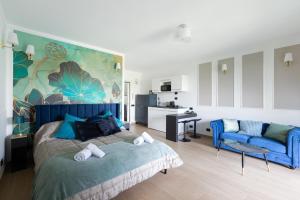 马尔科西蒙尼Green Lodge的一间卧室配有蓝色的床和蓝色的沙发