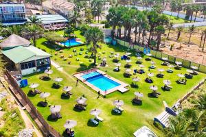 Kasumai Beach Resort内部或周边的泳池