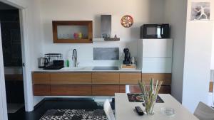 Een keuken of kitchenette bij Appartamenti Addimuru