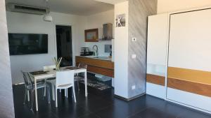 Een keuken of kitchenette bij Appartamenti Addimuru