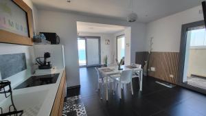 Een keuken of kitchenette bij Appartamenti Addimuru