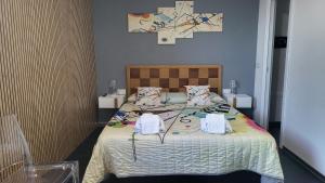 een slaapkamer met een bed met twee handdoeken erop bij Appartamenti Addimuru in Marina di Palma