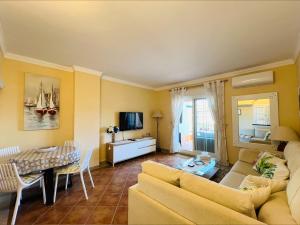 Televízia a/alebo spoločenská miestnosť v ubytovaní Marina Isla Canela apartment