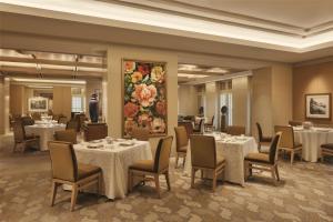 シンガポールにあるConrad Singapore Marina Bayの花の絵画が飾られたレストラン +62枚の写真