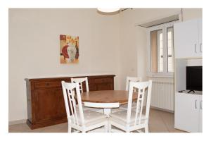 een eetkamer met een tafel en vier stoelen bij Fiamme Gialle in Lido di Ostia