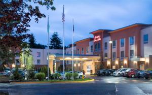 Un hotel con coches aparcados en un estacionamiento. en Hampton Inn & Suites Seattle/Redmond Wa, en Redmond