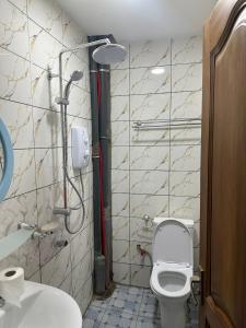 a bathroom with a shower and a toilet and a sink at Tapoko residence in Yaoundé