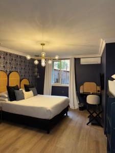 a bedroom with a large bed and a desk at La Caravelle in Aix-en-Provence