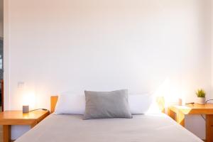 A bed or beds in a room at Allotjament lo Ribé