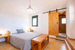 A bed or beds in a room at Allotjament lo Ribé