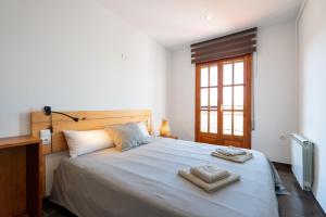 A bed or beds in a room at Allotjament lo Ribé