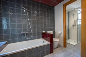 A bathroom at Allotjament lo Ribé