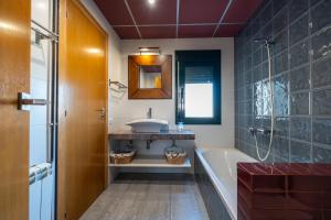 A bathroom at Allotjament lo Ribé