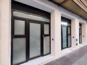 een rij ramen aan de zijkant van een gebouw bij Apartamento Río Turia C in Valencia