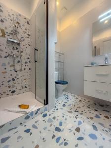 ein Badezimmer mit Dusche und Toilette in der Unterkunft Le Rosy By ApiRent #Balcon #Wifi #Centre-ville in Cannes