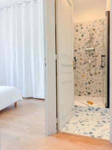 ein Bad mit einer Dusche und einer offenen Tür in der Unterkunft Le Rosy By ApiRent #Balcon #Wifi #Centre-ville in Cannes + 26 Fotos