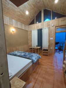 En eller flere senge i et værelse på The holy mountain Home stay