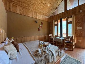 En eller flere senge i et værelse på The holy mountain Home stay