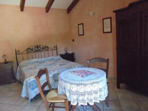 Un pat sau paturi într-o cameră la Agriturismo La Terrazza sul Bosco