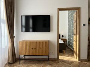 Una sala de estar con un televisor en la pared. en Timeless apartment near city center, en Staré Mesto