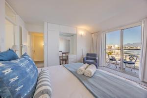 1 dormitorio con cama y ventana grande con vistas en Spanish Waterside Villa in Bloubergstrand Cape Town, en Cape Town
