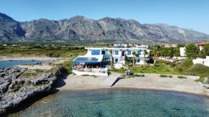 Una vista aérea de un complejo turístico con montañas al fondo. en Coral, en Frangokastello