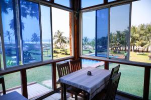 BijiloにあるKasumai Beach Resortの窓のある部屋(テーブル、椅子付)