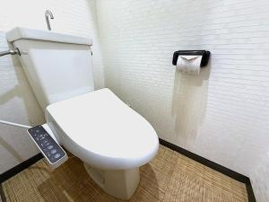 baño con aseo blanco con mando a distancia en ParkResidence -Family room-, en Sapporo 2 fotos más
