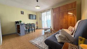 a living room with a couch and a table at Beyrouth - Terrasse - Plage Top Pros Services in La Grande-Motte