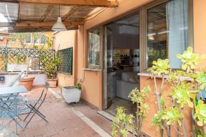 Patio alebo iná vonkajšia časť ubytovania Your trastevere terrace