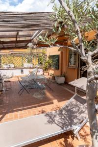 Patio alebo iná vonkajšia časť ubytovania Your trastevere terrace