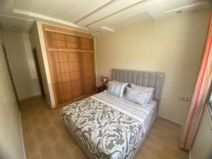 a bedroom with a bed in a room at Appartement spatieux in Tangier