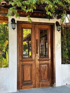 a wooden door on the side of a house at Pousada Villa Cumuru in Cumuruxatiba +47 photos