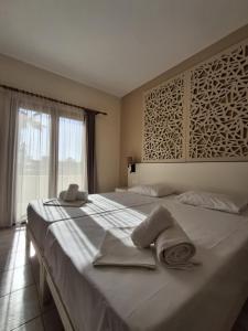 Postel nebo postele na pokoji v ubytování Lola's Hotel