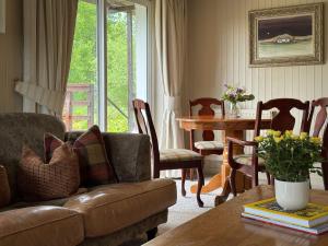 Posezení v ubytování Stunning country home with Hot Tub and Sauna