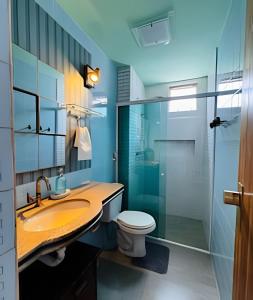 a bathroom with a sink and a toilet and a shower at Apto 2 quartos - Encanto de Belém in Curro Velho